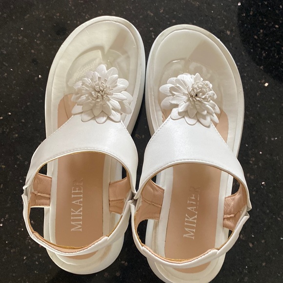 White flower sandal wedge very cute size is 40 EU - Picture 1 of 4